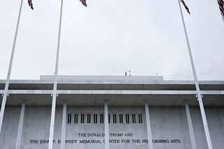 K názvu Kennedyho centra připojili „Trumpovo“, jazzman tam zrušil show a čelí odškodnému milion dolarů - Novinky